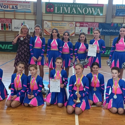 Obraz przedstawiający Sukces cheerleaderek zespołu DLS z Niepublicznej Szkoły Podstawowej w Piekiełku